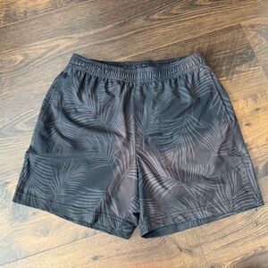 Chubbies Grey and White Leaf Pattern Swim Shorts 5.5” Inseam Men’s Small